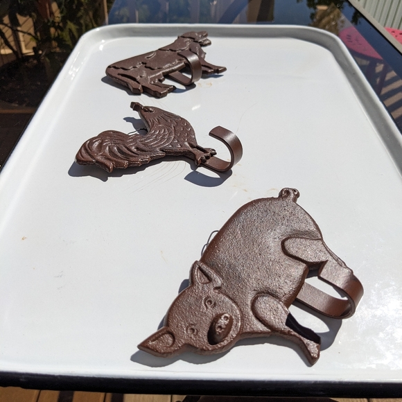 3 Animal Cast Iron Hooks - Cow - Rooster - Pig - Very Cute and Heavy Wall Hooks - Picture 12 of 14